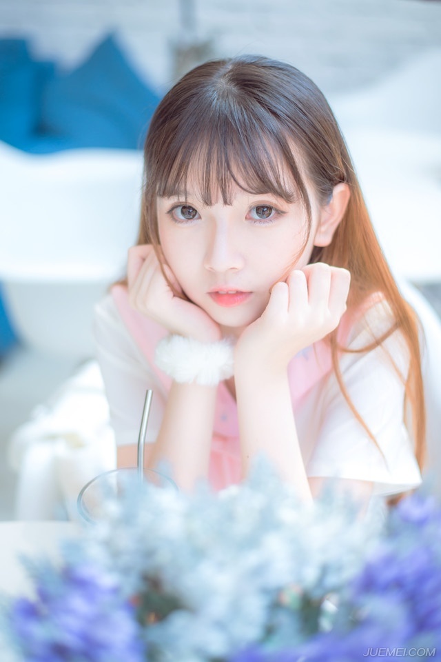 “不敢，强宾不压主，在下理当位居客席！”庞统虽然入营以来，表现的十分强势，却也清楚此刻自己其实已经因为刘璝的事情惹了一部分人的不满，目的既然已经达到，接下来是该表示诚意的时候，自然不会再一味的强势下去，那就有些蠢了，不过无形之中，依旧不断强调着自己的强势地位。